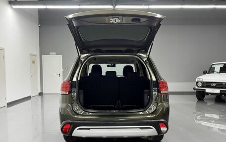 Mitsubishi Outlander III рестайлинг 3, 2018 год, 1 995 000 рублей, 7 фотография