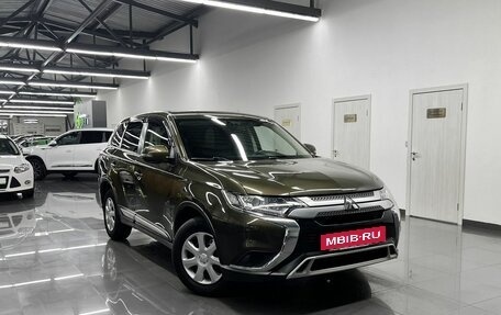 Mitsubishi Outlander III рестайлинг 3, 2018 год, 1 995 000 рублей, 5 фотография