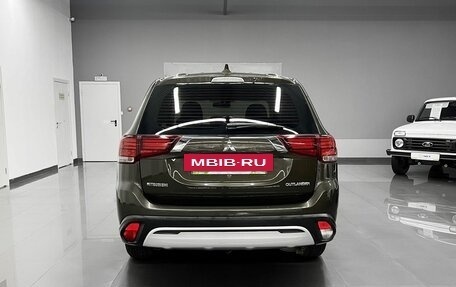 Mitsubishi Outlander III рестайлинг 3, 2018 год, 1 995 000 рублей, 4 фотография