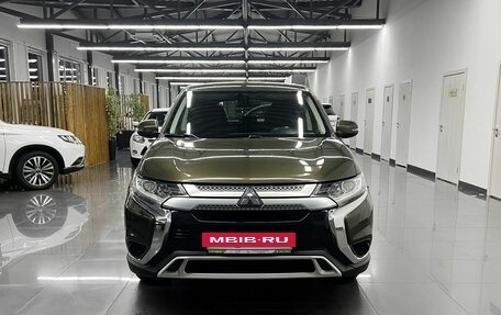 Mitsubishi Outlander III рестайлинг 3, 2018 год, 1 995 000 рублей, 3 фотография