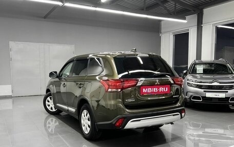 Mitsubishi Outlander III рестайлинг 3, 2018 год, 1 995 000 рублей, 6 фотография