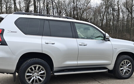 Toyota Land Cruiser Prado 150 рестайлинг 2, 2022 год, 7 100 000 рублей, 6 фотография