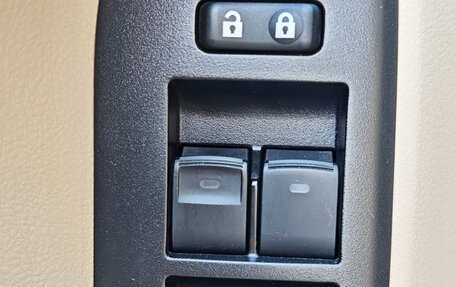 Toyota Land Cruiser Prado 150 рестайлинг 2, 2022 год, 7 100 000 рублей, 15 фотография