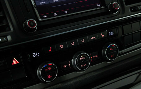 Volkswagen Multivan T6 рестайлинг, 2016 год, 3 700 000 рублей, 19 фотография