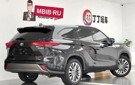 Toyota Highlander, 2022 год, 3 100 000 рублей, 3 фотография