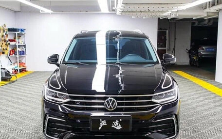 Volkswagen Tiguan II, 2022 год, 2 900 000 рублей, 2 фотография