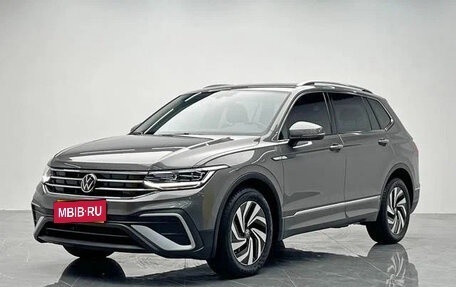 Volkswagen Tiguan II, 2022 год, 2 500 000 рублей, 1 фотография