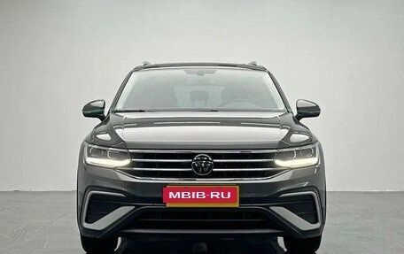 Volkswagen Tiguan II, 2022 год, 2 500 000 рублей, 2 фотография