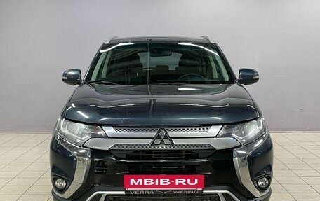 Mitsubishi Outlander III рестайлинг 3, 2018 год, 1 590 000 рублей, 2 фотография