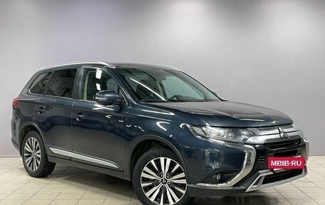 Mitsubishi Outlander III рестайлинг 3, 2018 год, 1 590 000 рублей, 3 фотография