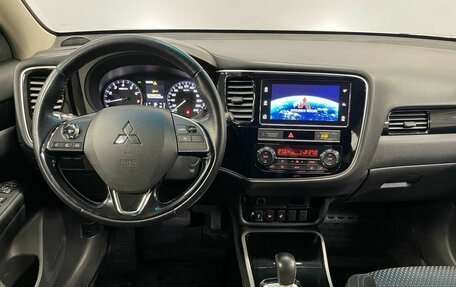 Mitsubishi Outlander III рестайлинг 3, 2018 год, 1 590 000 рублей, 13 фотография