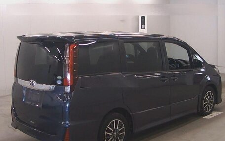 Toyota Noah III, 2015 год, 2 250 000 рублей, 2 фотография
