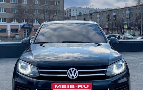 Volkswagen Touareg III, 2011 год, 1 950 000 рублей, 2 фотография