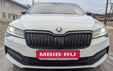 Skoda Superb III рестайлинг, 2022 год, 3 700 000 рублей, 2 фотография