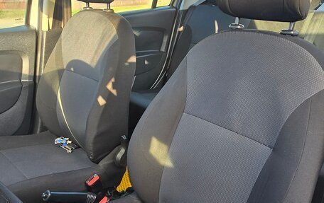 Renault Logan II, 2017 год, 640 000 рублей, 7 фотография