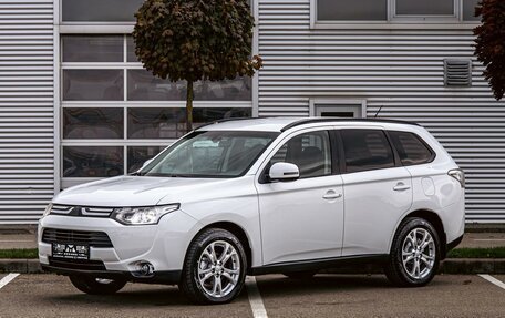 Mitsubishi Outlander III рестайлинг 3, 2014 год, 1 355 000 рублей, 1 фотография