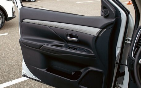 Mitsubishi Outlander III рестайлинг 3, 2014 год, 1 355 000 рублей, 12 фотография