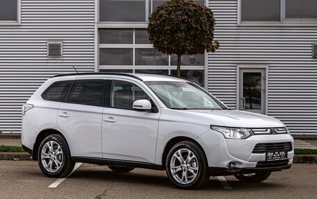 Mitsubishi Outlander III рестайлинг 3, 2014 год, 1 355 000 рублей, 3 фотография