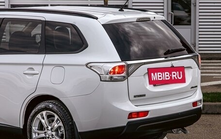 Mitsubishi Outlander III рестайлинг 3, 2014 год, 1 355 000 рублей, 10 фотография