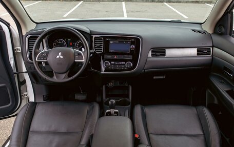 Mitsubishi Outlander III рестайлинг 3, 2014 год, 1 355 000 рублей, 16 фотография