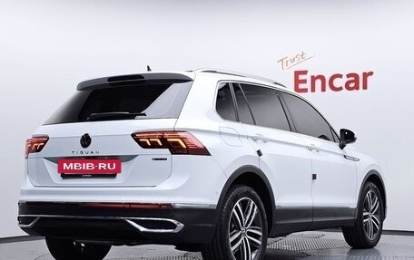 Volkswagen Tiguan II, 2021 год, 2 380 000 рублей, 3 фотография