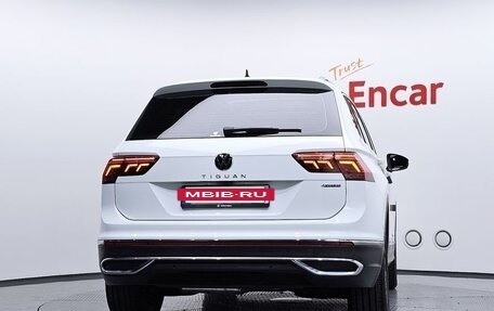 Volkswagen Tiguan II, 2021 год, 2 380 000 рублей, 4 фотография