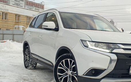 Mitsubishi Outlander III рестайлинг 3, 2016 год, 1 650 000 рублей, 3 фотография