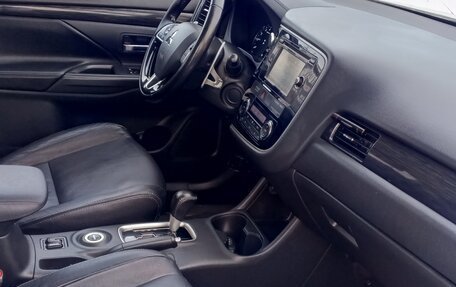 Mitsubishi Outlander III рестайлинг 3, 2016 год, 1 650 000 рублей, 11 фотография