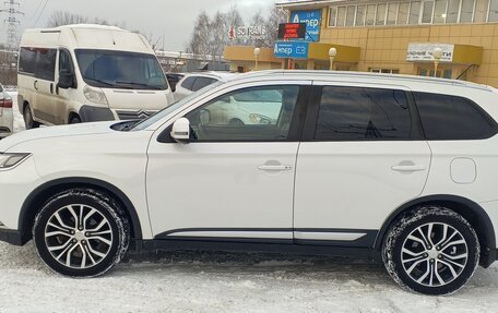 Mitsubishi Outlander III рестайлинг 3, 2016 год, 1 650 000 рублей, 9 фотография