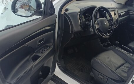 Mitsubishi Outlander III рестайлинг 3, 2016 год, 1 650 000 рублей, 14 фотография