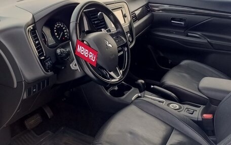 Mitsubishi Outlander III рестайлинг 3, 2016 год, 1 650 000 рублей, 13 фотография