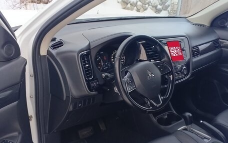 Mitsubishi Outlander III рестайлинг 3, 2016 год, 1 650 000 рублей, 10 фотография