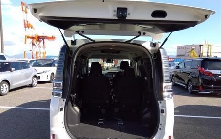 Toyota Voxy III, 2018 год, 2 220 000 рублей, 11 фотография