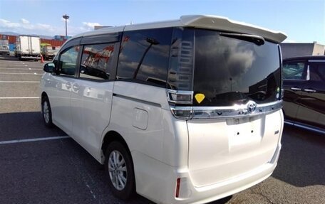 Toyota Voxy III, 2018 год, 2 220 000 рублей, 5 фотография