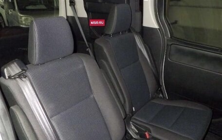 Toyota Voxy III, 2018 год, 2 220 000 рублей, 2 фотография