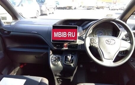 Toyota Voxy III, 2018 год, 2 220 000 рублей, 8 фотография