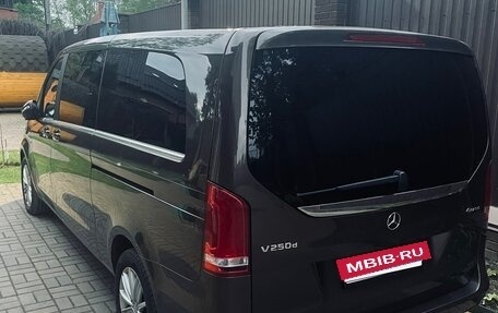 Mercedes-Benz V-Класс, 2017 год, 4 950 000 рублей, 3 фотография