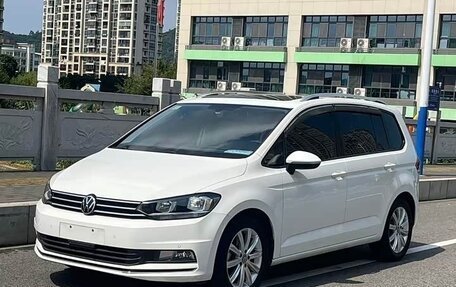 Volkswagen Touran III, 2022 год, 1 985 000 рублей, 2 фотография