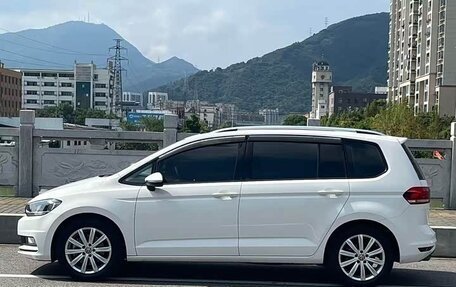 Volkswagen Touran III, 2022 год, 1 985 000 рублей, 4 фотография