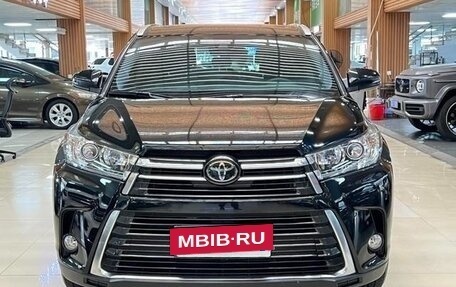 Toyota Highlander III, 2021 год, 3 670 000 рублей, 2 фотография