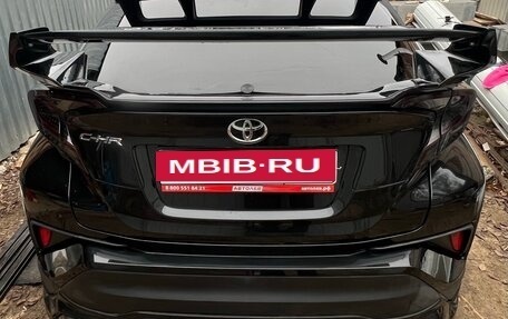 Toyota C-HR I рестайлинг, 2017 год, 1 800 000 рублей, 4 фотография