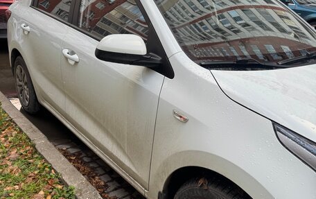 KIA Rio IV, 2018 год, 1 590 000 рублей, 2 фотография