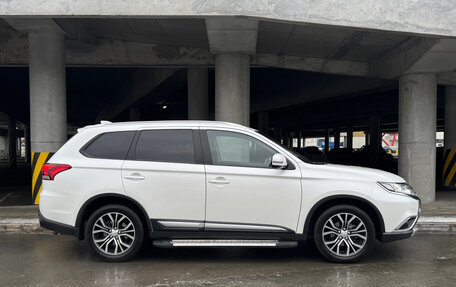 Mitsubishi Outlander III рестайлинг 3, 2017 год, 2 270 000 рублей, 9 фотография