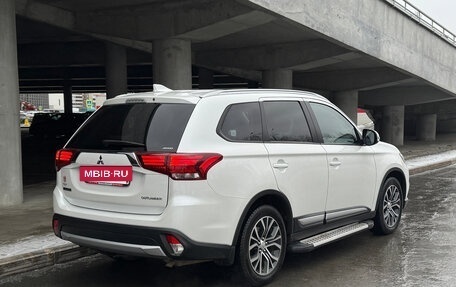Mitsubishi Outlander III рестайлинг 3, 2017 год, 2 270 000 рублей, 8 фотография