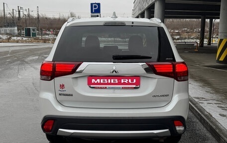 Mitsubishi Outlander III рестайлинг 3, 2017 год, 2 270 000 рублей, 7 фотография