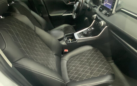 Toyota RAV4, 2021 год, 3 150 000 рублей, 10 фотография