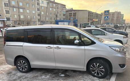 Toyota Noah III, 2021 год, 2 450 000 рублей, 3 фотография