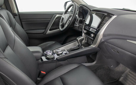 Mitsubishi Pajero Sport III рестайлинг, 2020 год, 4 500 000 рублей, 9 фотография