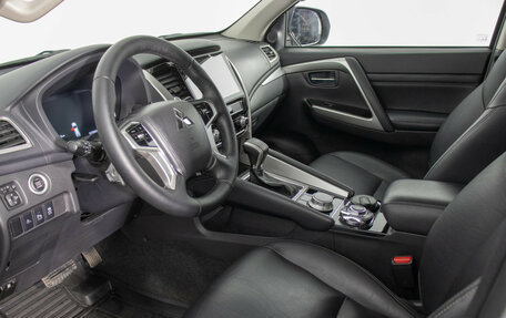 Mitsubishi Pajero Sport III рестайлинг, 2020 год, 4 500 000 рублей, 10 фотография