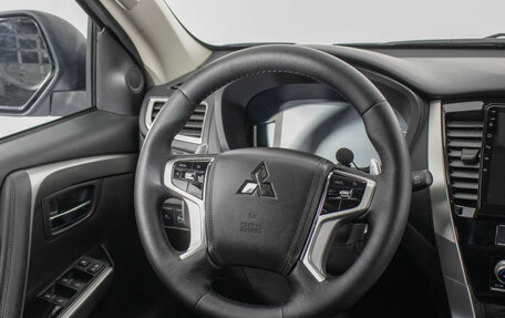 Mitsubishi Pajero Sport III рестайлинг, 2020 год, 4 500 000 рублей, 16 фотография